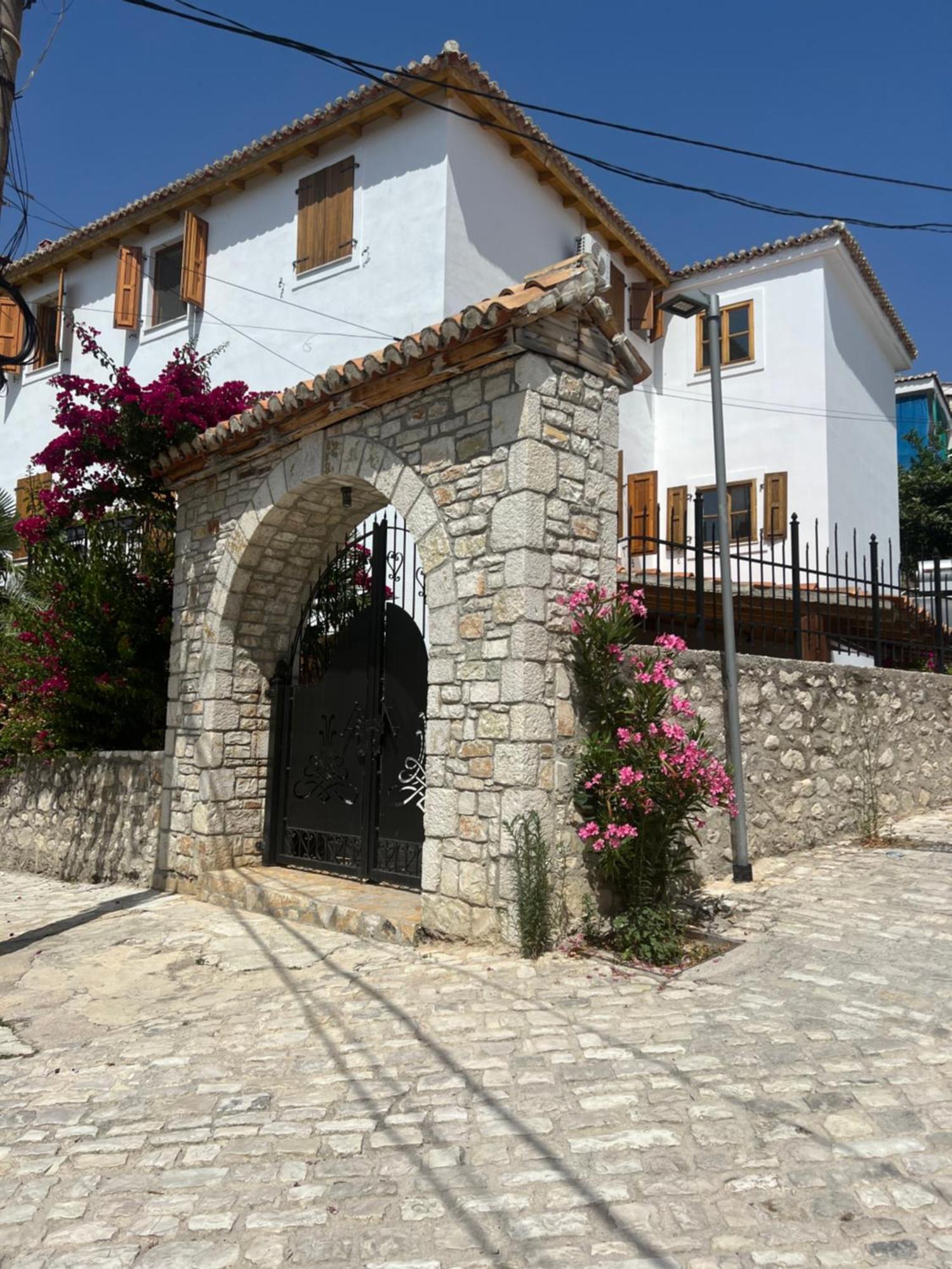Old Town Hotel Dhërmi Dış mekan fotoğraf